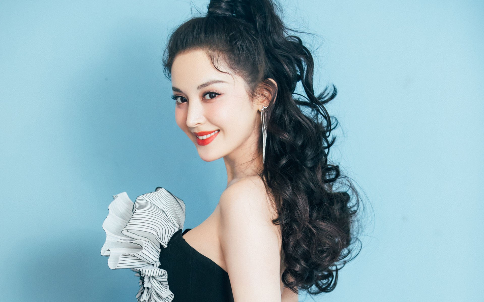 APP下载 LY Sports-欧洲杯决胜瞬间：战术调整中的奇迹瞬间，欧洲杯决赛场外失控现场